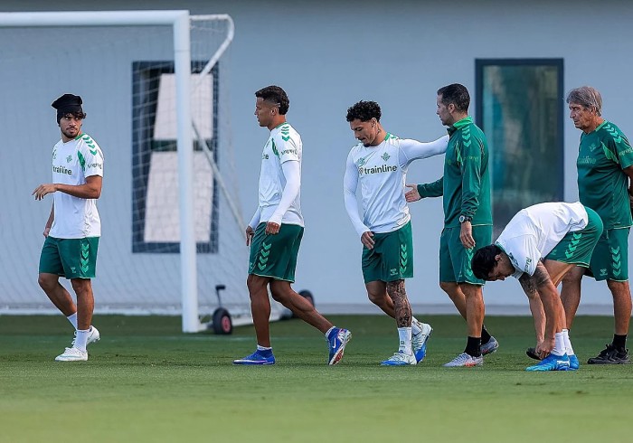 Cucho Hernández no entrena y Parrott gana protagonismo