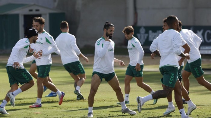 Dos bajas importantes en el entrenamiento del Betis
