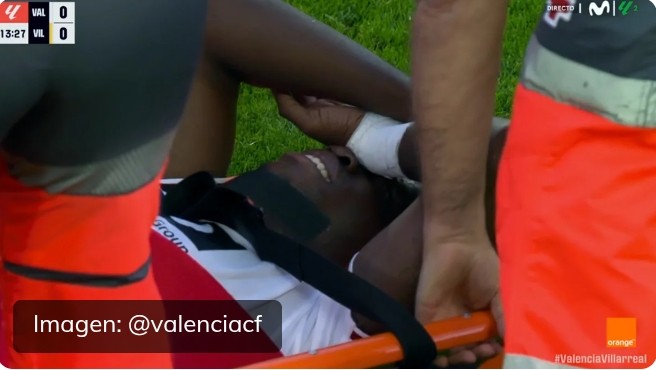 David Otorbi se retira lesionado en camilla y enciende las alarmas en el Valencia