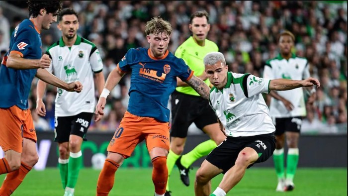 El valencianismo carga contra Harvey Elliott y el jugador pide disculpas