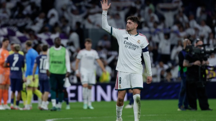 Fede Valverde tuvo que ser sustituido por molestias musculares.